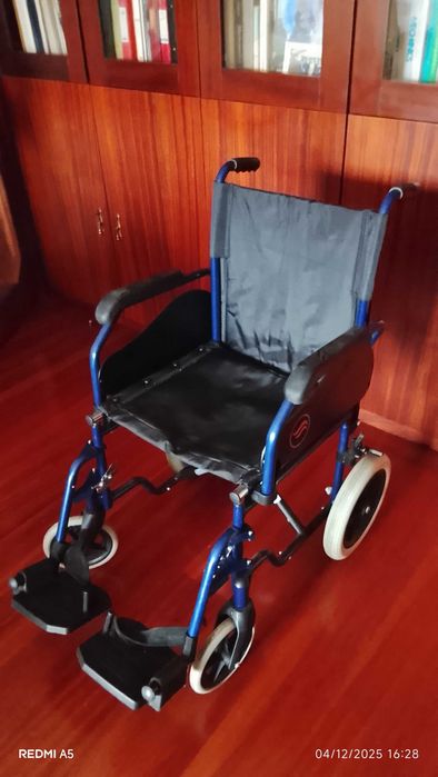 Vendo cadeira de rodas de empurrar