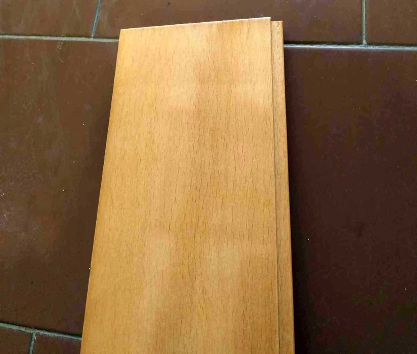Tabuas novas de madeira com verniz