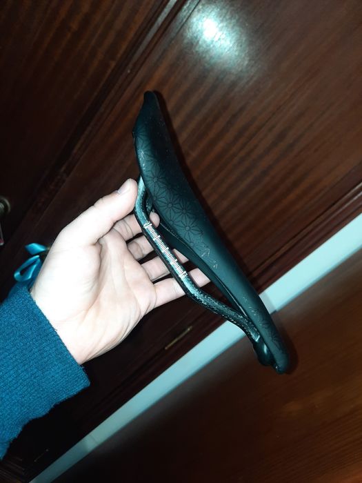 Vendo capacete e selim de bicicleta