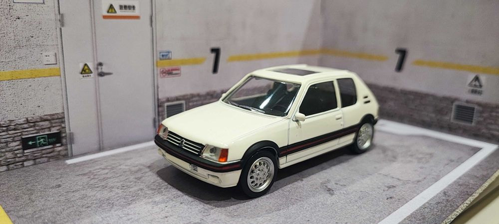 Carro Miniatura Peugeot 205 GTI - em escala 1:43 - Oferta ENVIO