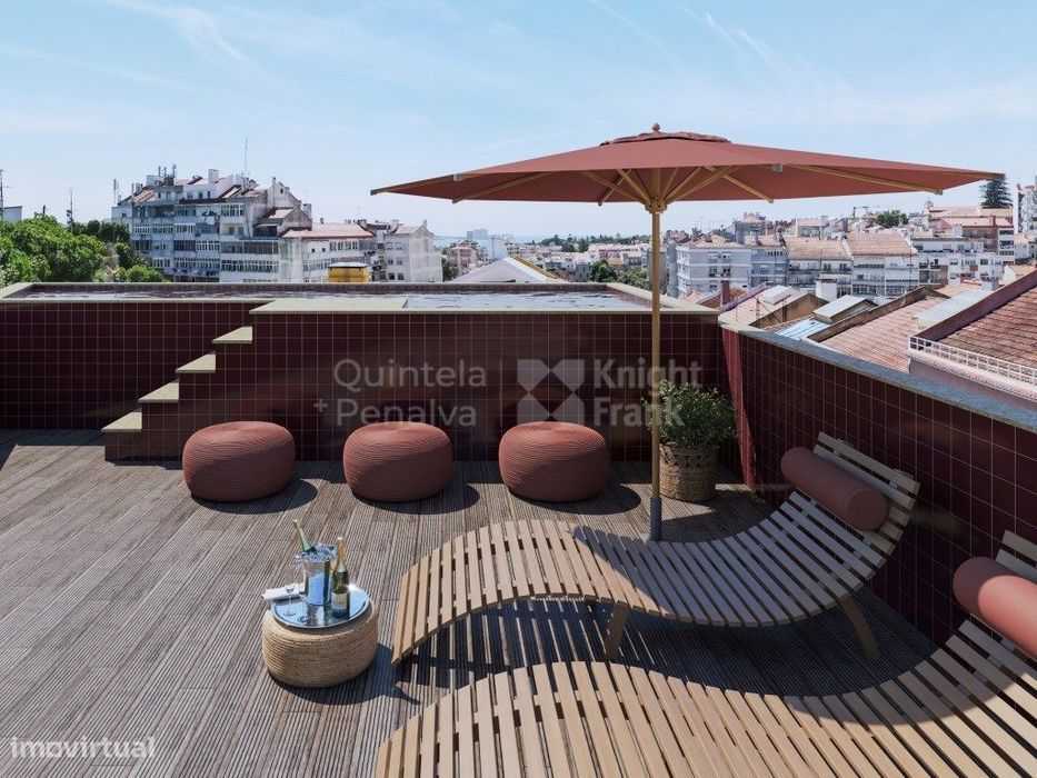 Moradia unifamiliar de tipologiaT3/T4 com 484 m2, em Alcântara