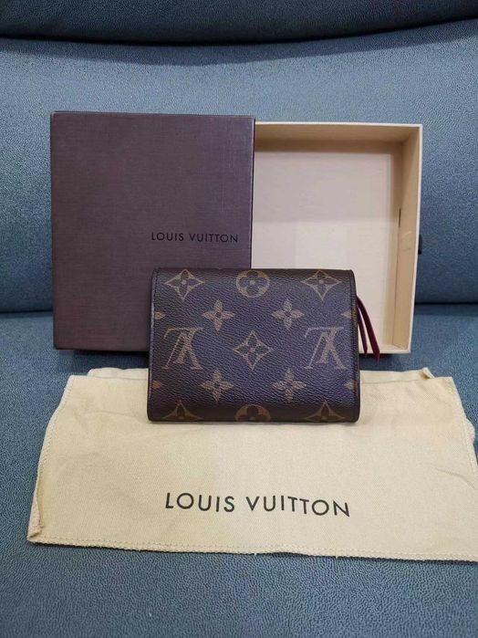 Portfel Louis Vuitton z nadrukiem w stylu vintage z czerwoną klamrą