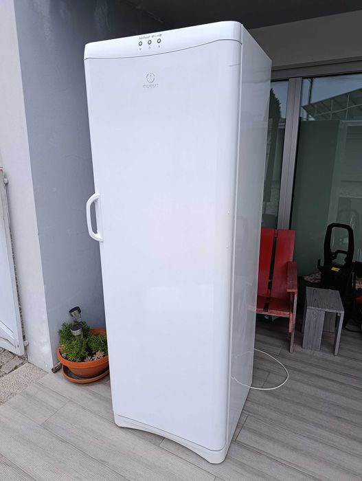 Arca congeladora que não faz frio mas tem muitas peças em bom estado.