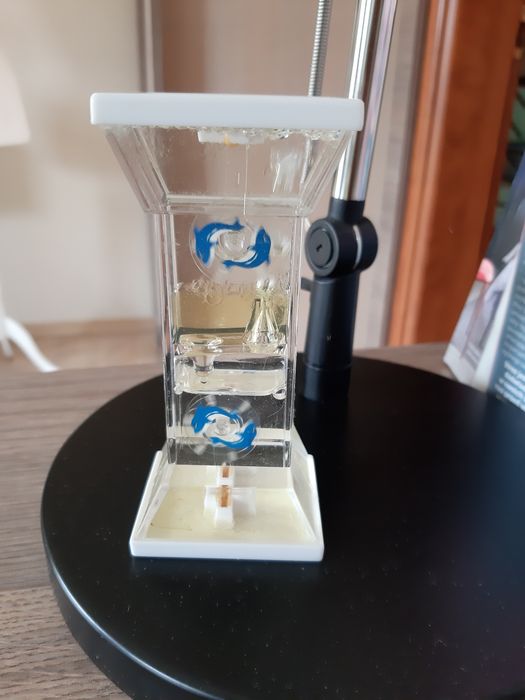 Klepsydra kołowrotek zabawka delfiny kolekcja Prl vintage plastik kolu