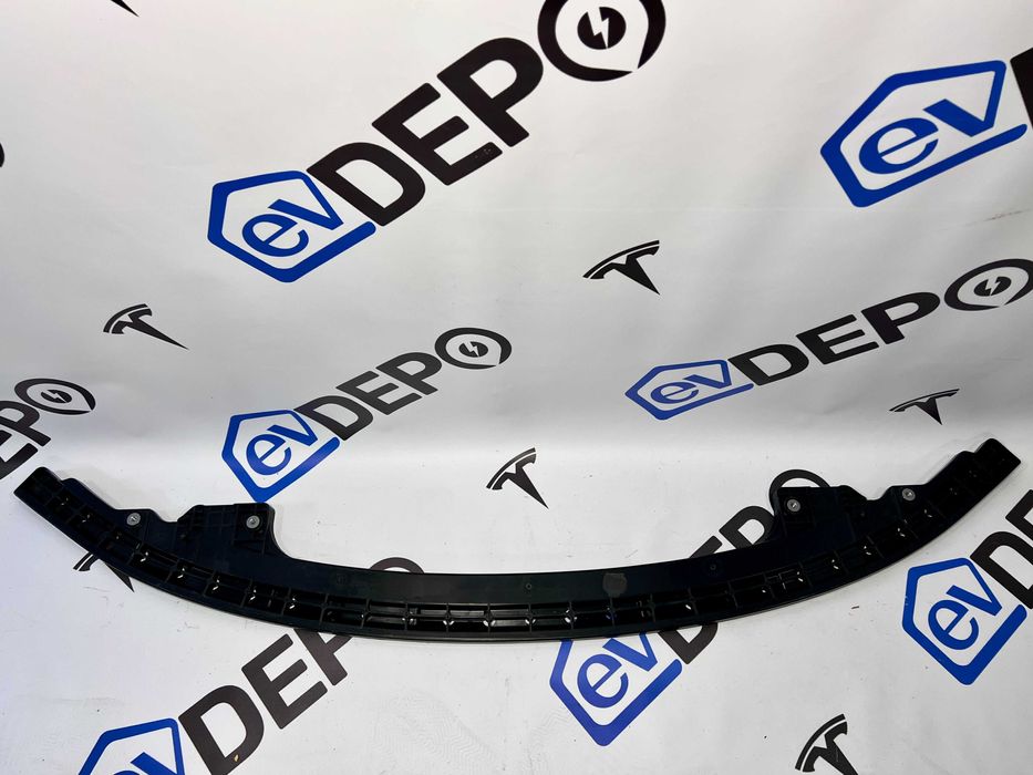 Підсилювач переднього бампера нижній (сабля) Tesla 3 Highland 2023