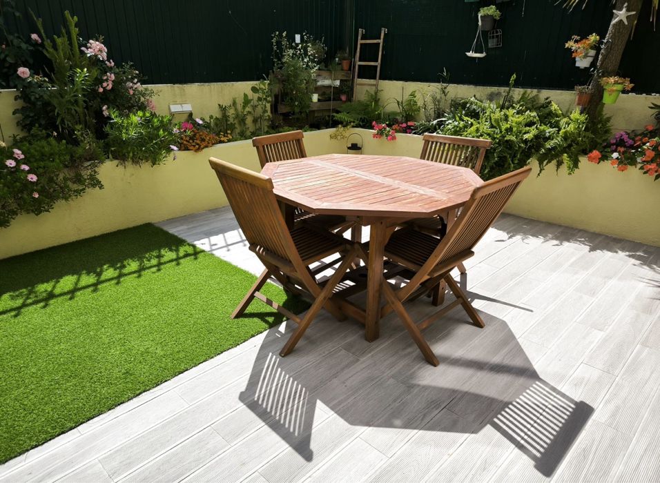 Mesa de madeira maciça extensivel + 6 cadeiras