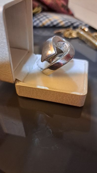 Aneis em prata contrastada.