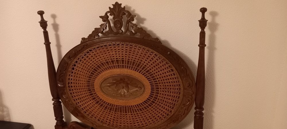 Cama de solteiro antiga