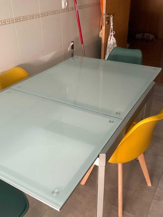 Mesa extensível com 4 cadeiras - Bom estado!