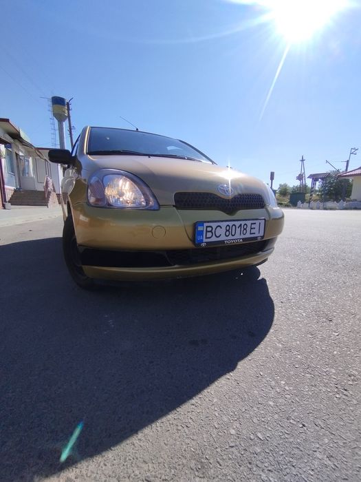 Тойота Яріс 2001