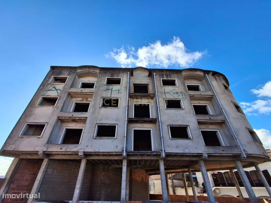 Prédio em fase de construção no centro de Mira d'Aire