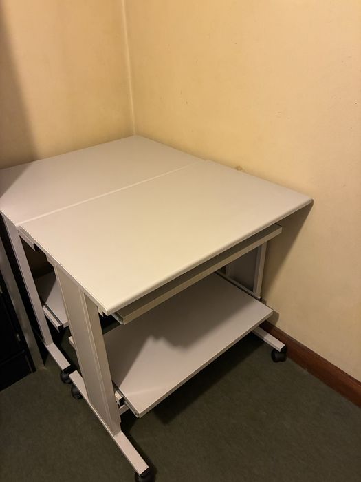 Secretária para Computador Branca com Rodas