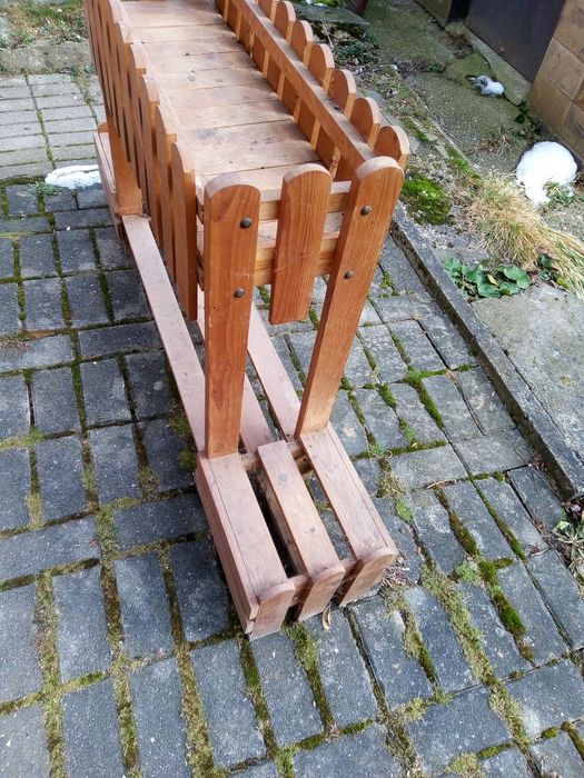 Ładny solidny drewniany   stojak