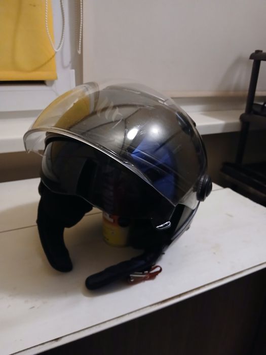 Продам мотошлем MT-Helmets с солнцезащитными очками размер XL