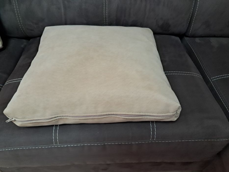 Sofá Castanho com prospontos em bege com 3 almofadas