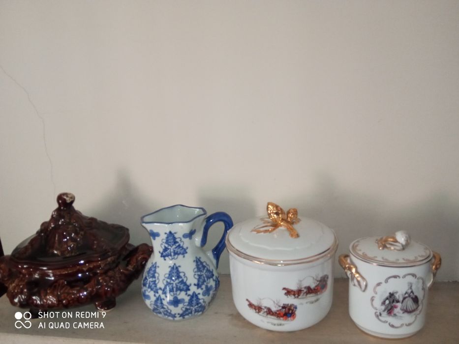 Potes em louça da Sociedade Porcelanas