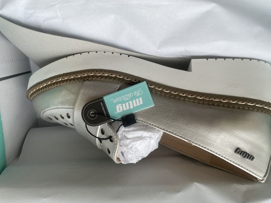 Sapatos esburacados prateados N36 novos -Mustang