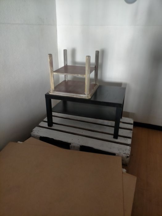 Vários moveis e espelho