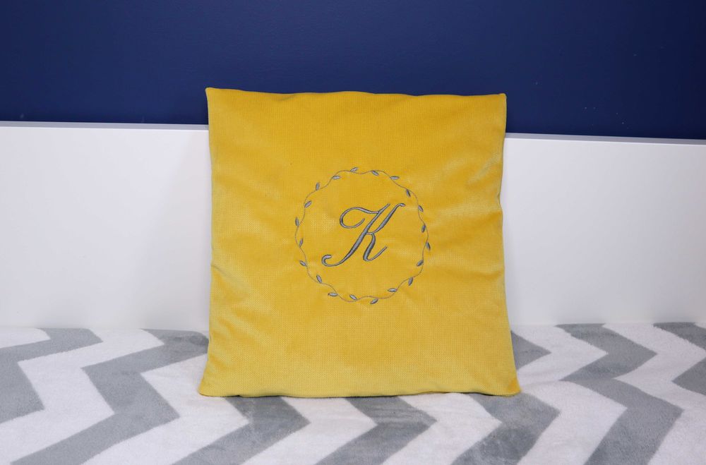 Poduszka z haftowanym monogramem. Inicjałem. Różne kolory i wzory.
