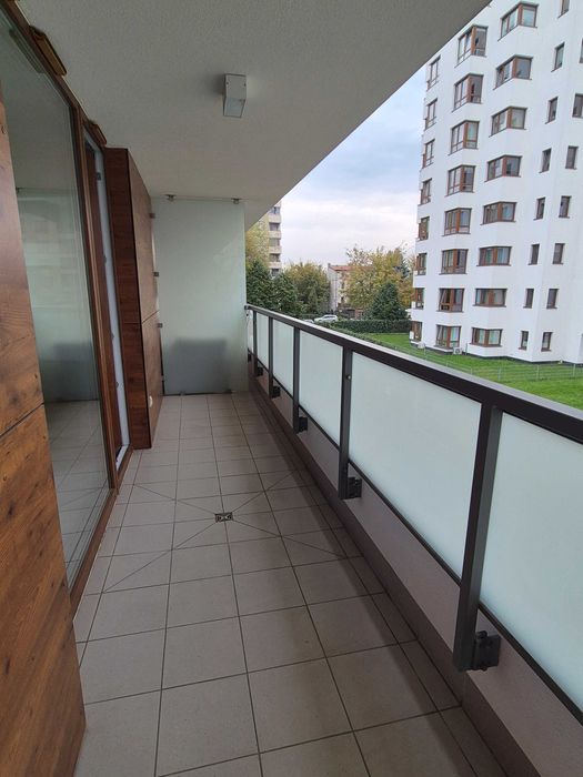 Umeblowana kawalerka przy metrze, z garażem podziemnym i balkonem