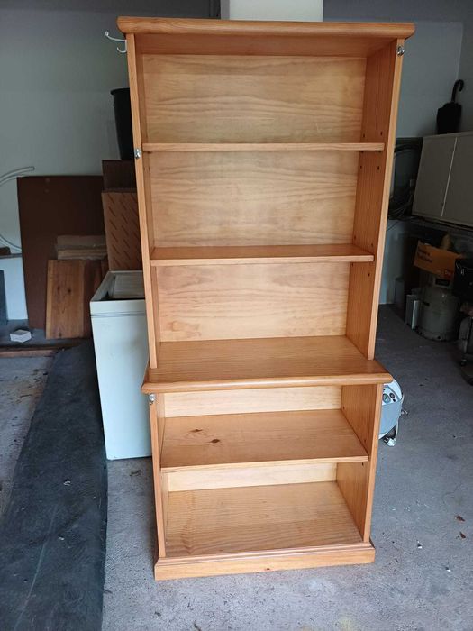 Estante com prateleiras, em madeira de pinho