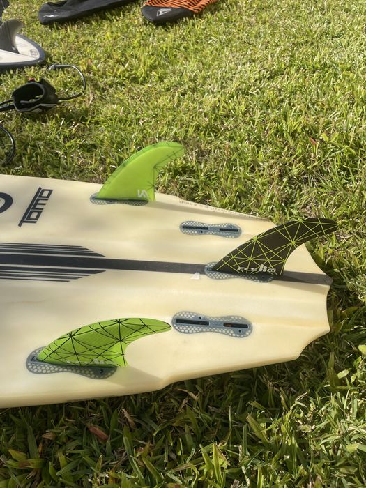 Slater Designs Sci-Fi by Tomo 5’11” LFT – Como Nova | Apenas 2 entradas na água | Conjunto Completo