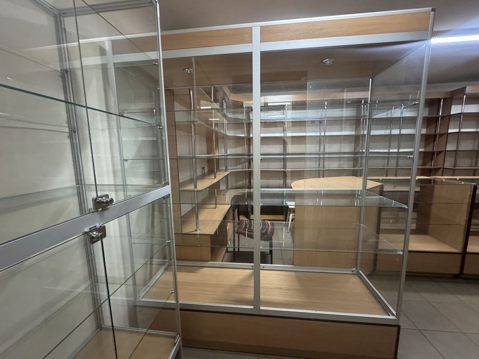 Продаються скляні вітрини та деревʼяні стелажі в ідеальному стані