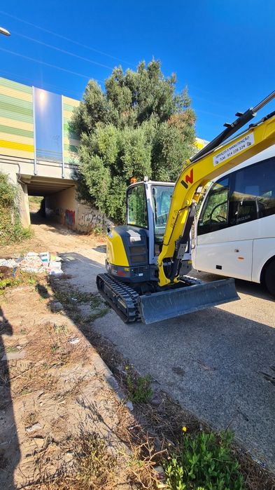 Serviços com mini giratória.