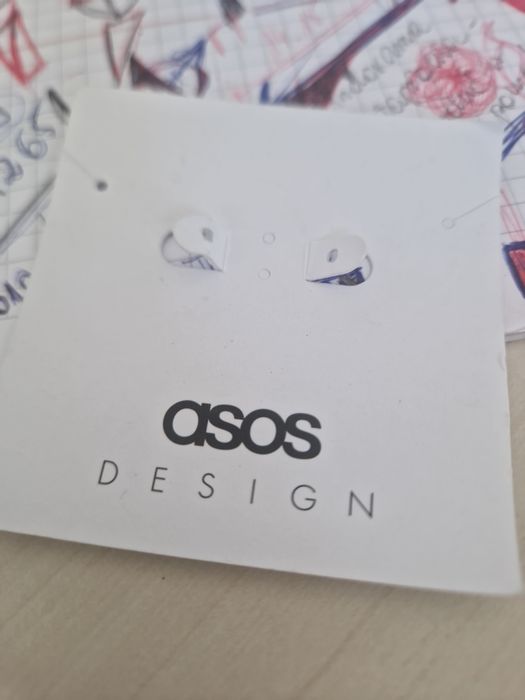 Kolczyki Asos Design – złote serca z napisami "Santa Baby"