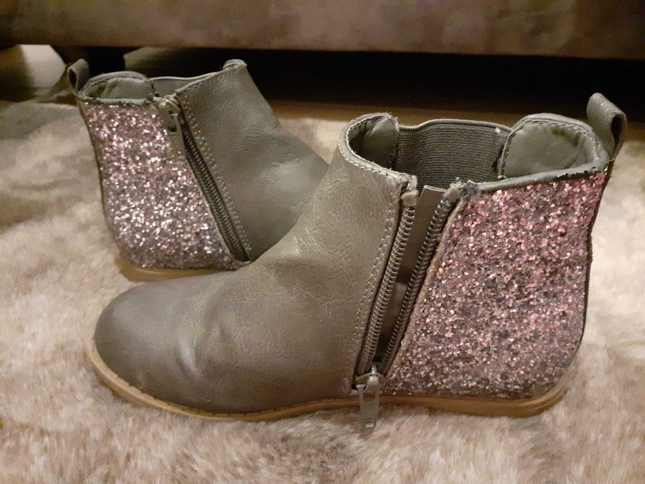 półbuty jesienno-zimowe dla dziewczynki (wkładka ok. 19,5 cm).