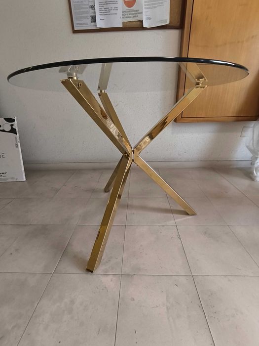 Mesa redonda com tampo em vidro