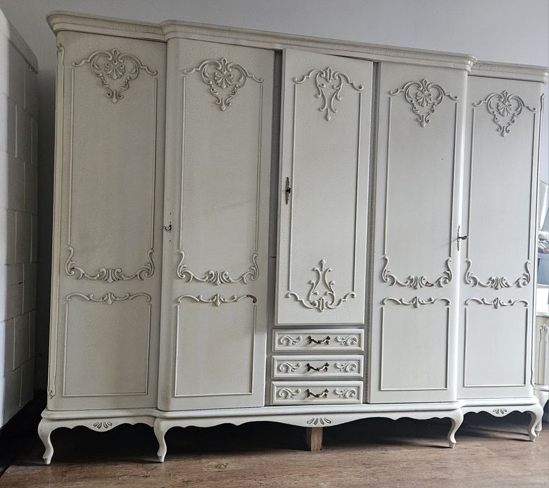 Szafa w Stylu Ludwikowskim