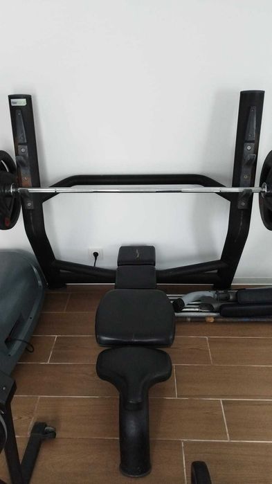 Banco supino musculação oferta de barra e pesos