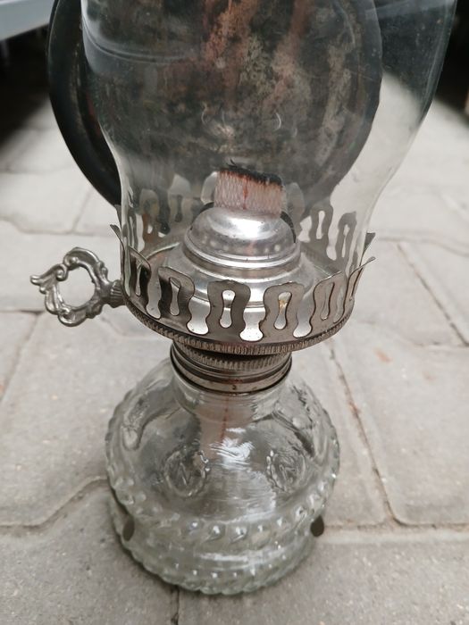 Szklana lampa naftowa