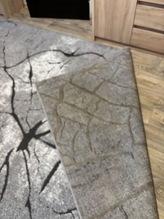 Szary, nowoczesny dywan