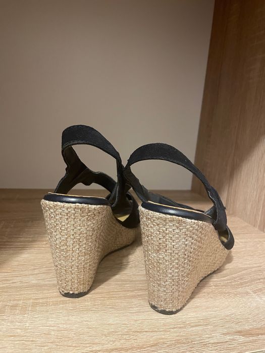 Sandały na koturnie