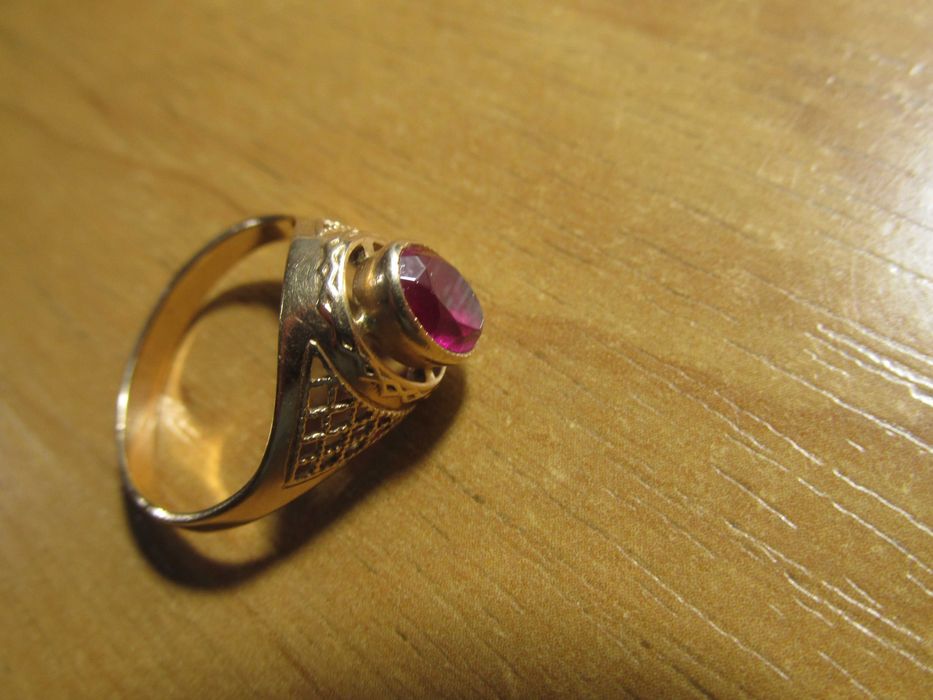 Золотое кольцо 583 пробы с рубином , размер 19,5, вес 3,13 грамма.