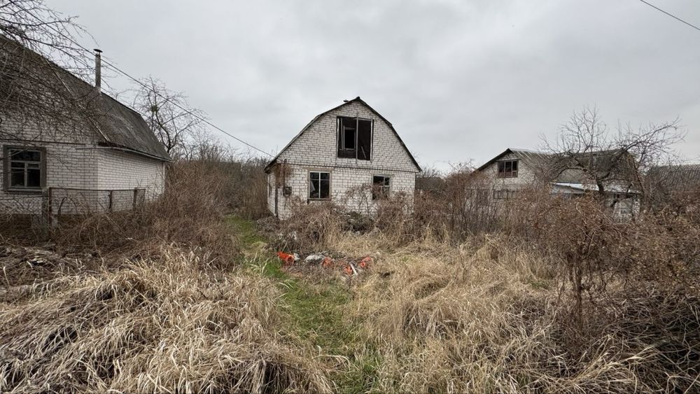 Дачна ділянка з будинком