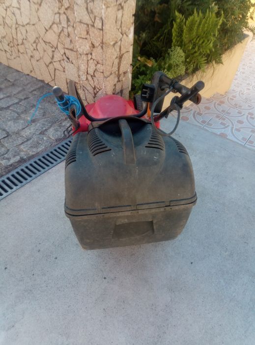 Máquina de cortar relva