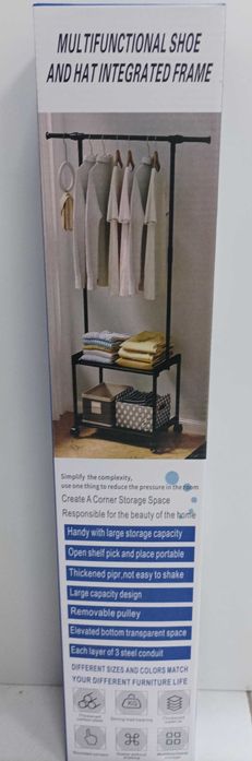 Estrutura com prateleiras e cabides