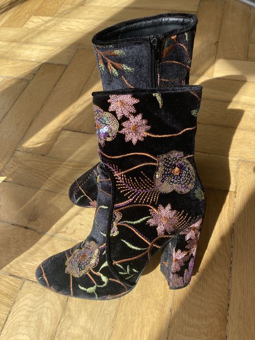 Botki haftowane, buty na obcasie