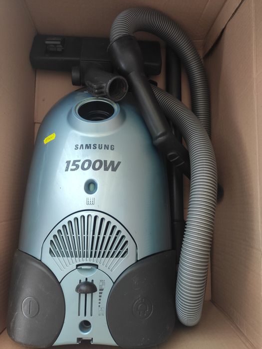 Пилосос Samsung чистий,працюючий.