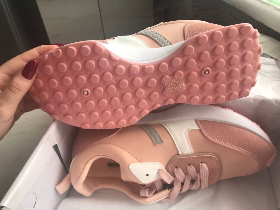 Весна сезон.. Не дорого кроссовки  с коробки