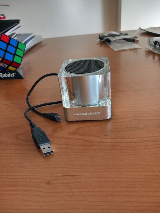 Coluna led sound cube com cabo de carregamento