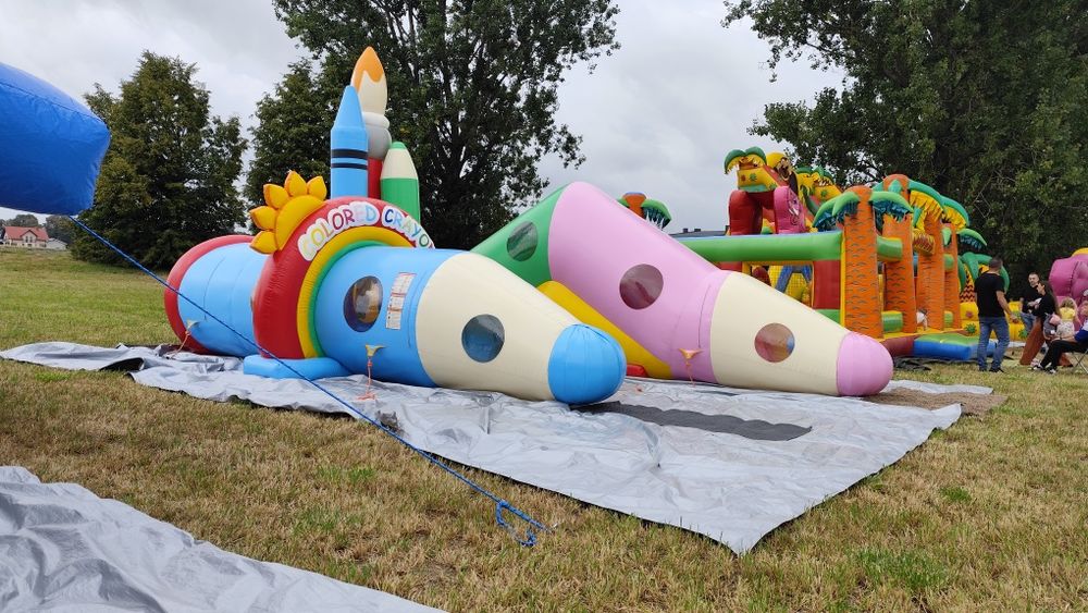 Dmuchany tor przeszkód Kredki