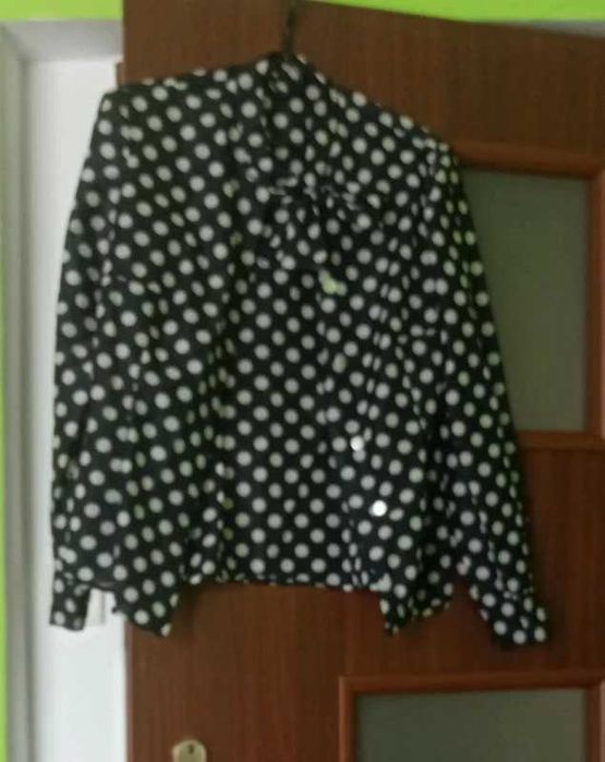 Granatowa Bluzka w białe grochy. Z długim rękawem.