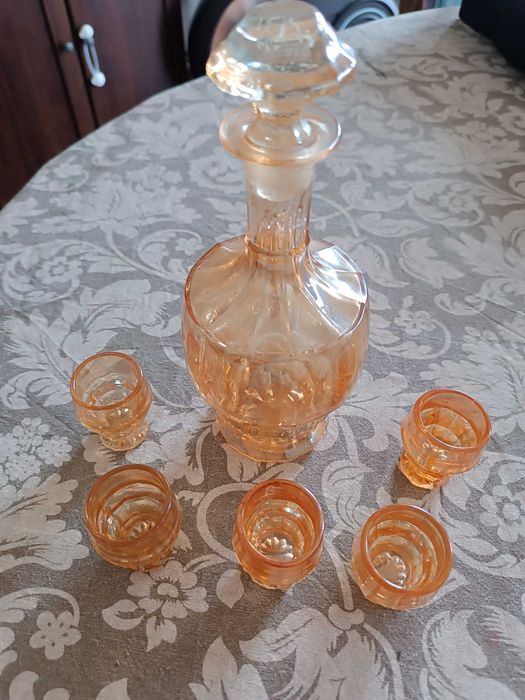 Garrafa de licor com copos