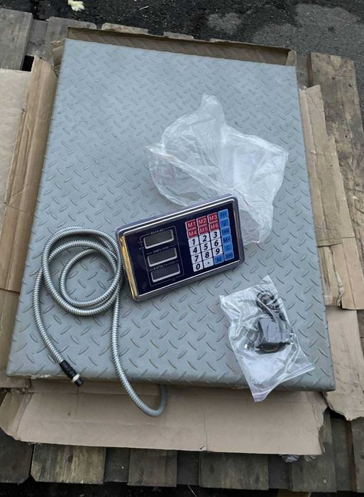 Ваги підлогові платформні. Весы напольные платформенные.