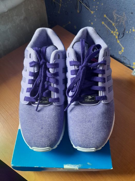 Продам жіночі кросівки .