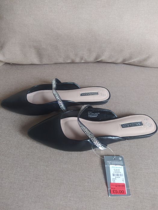 Klapki płaskie typu mule przód zakryty czarne Primark